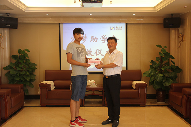 江南游戏平台集团举行宏梦助学金发放仪式